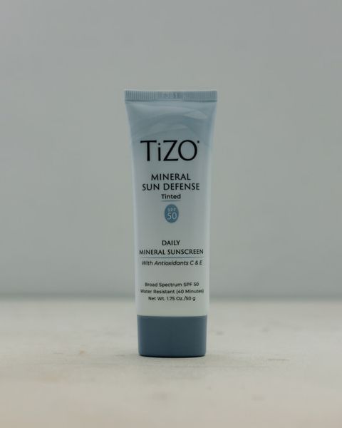 Легкий минеральный солнцезащитный крем с оттенком TiZO Mineral Sun Defense Tinted SPF 50 50 g 003272 фото