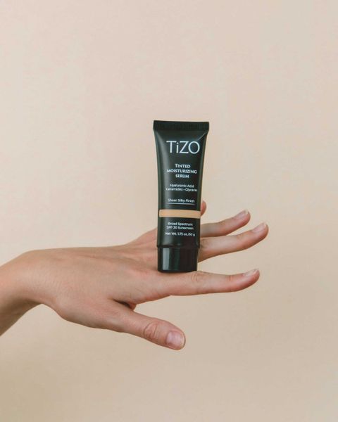 Тонуюча сироватка TiZO Tinted Moisturizing Serum Light-Medium 50 g 003787 фото